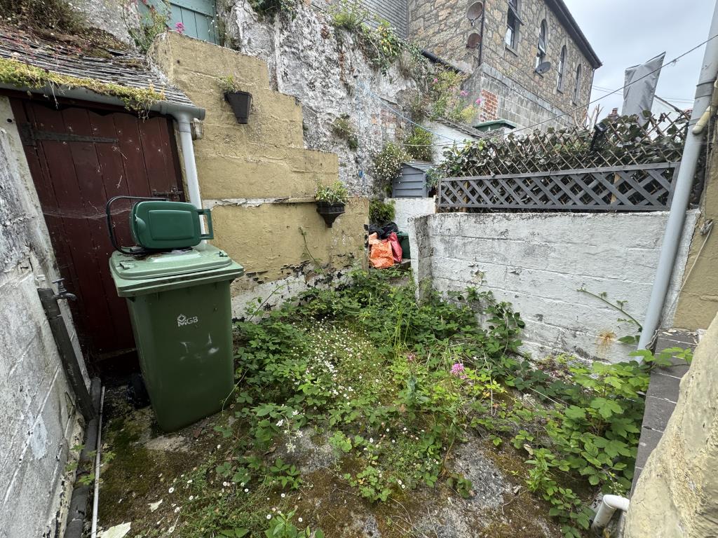 Lot: 142 - COTTAGE FOR IMPROVEMENT - Rear courtyard